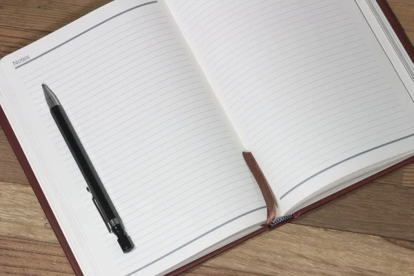 Notebook em branco sobre mesa de madeira, conceito de negócio — Fotografia de Stock