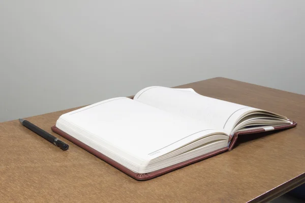 Notebook em branco sobre mesa de madeira, conceito de negócio — Fotografia de Stock