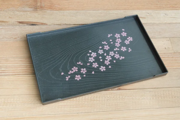 Fekete tálca Sakura design fából készült háttér — Stock Fotó