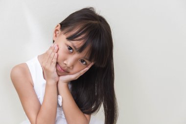 Beyaz izole küçük Asyalı güzel kız çocuk