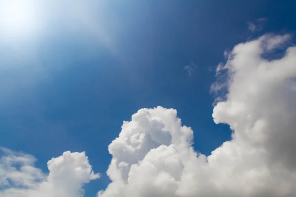 美しい空と雲晴れた日に — ストック写真