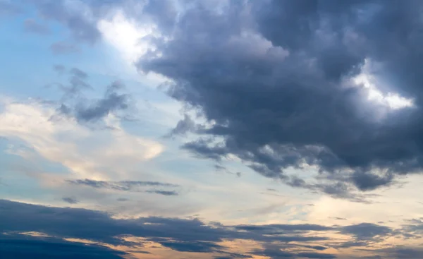 Céu de pôr-do-sol bonito e nuvem — Fotografia de Stock