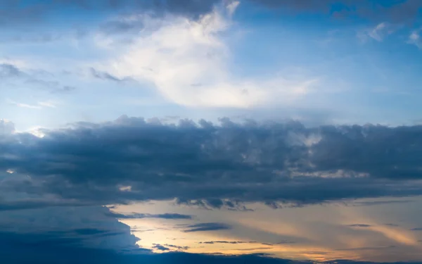 Céu de pôr-do-sol bonito e nuvem — Fotografia de Stock