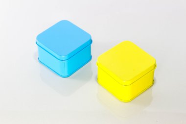 Renkli metal hediye kutusu