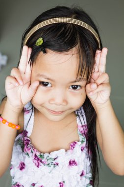 Güzel küçük Asyalı kız merdivende oynarken