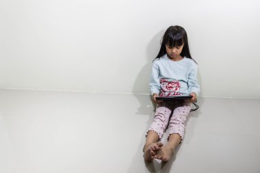 Çocuk tablet bilgisayar ile oturup yere - teknoloji ve çocuk kavramı