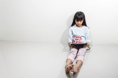 Çocuk tablet bilgisayar ile oturup yere - teknoloji ve çocuk kavramı