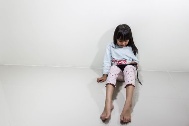 Çocuk tablet bilgisayar ile oturup yere - teknoloji ve çocuk kavramı