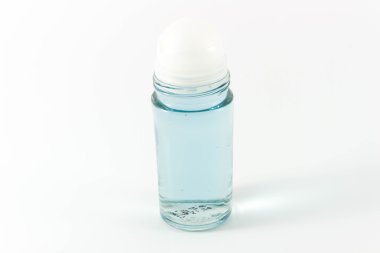 Beyaz arka plan üzerinde izole şişe cam roll