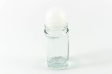 Beyaz arka plan üzerinde izole şişe cam roll