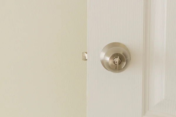 Door lock and key on the white door — Stock Photo, Image