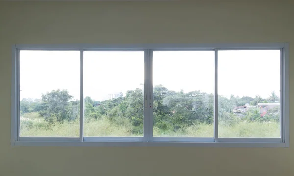 Z widokiem na widok od budowy szklane okna na ramki białe aluminium — Zdjęcie stockowe