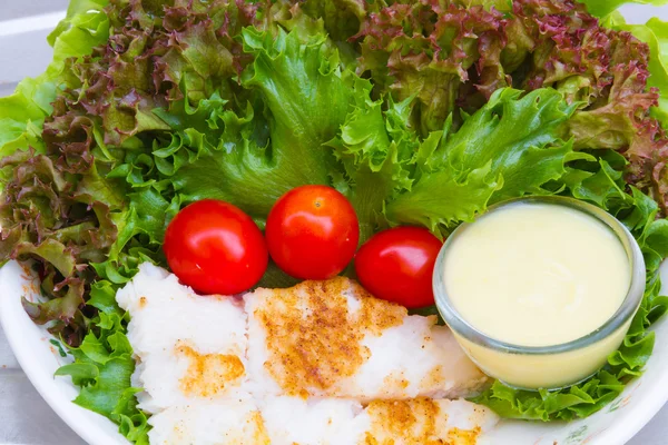 Frittierter Fisch und Gemüse mit Apfelsalatcreme — Stockfoto