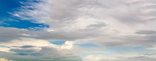 Muita nuvem no céu azul depois de chover - Efeito Panorama — Fotografia de Stock