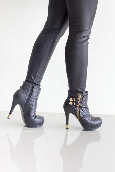 Nő viselt fekete bőr nadrág és a magas sarkú cipő — Stock Fotó