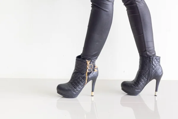 Frau trägt schwarze Lederhose und hohe Schuhe — Stockfoto
