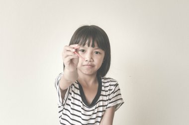 Kırmızı çubuk masanın - Vintage filtre efekti ile neşeli çocuklar kız