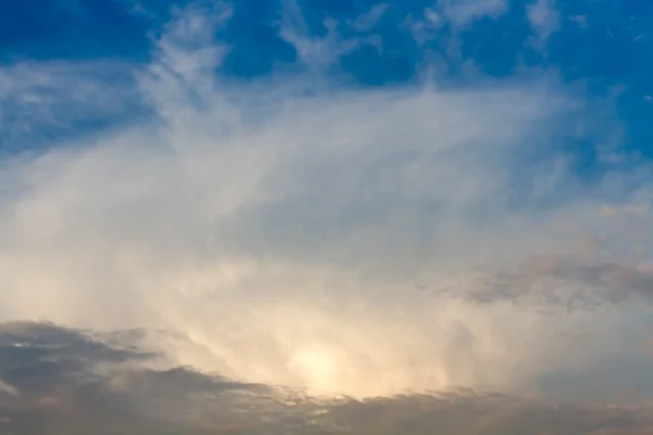 Bonito do céu por do sol e da nuvem — Fotografia de Stock