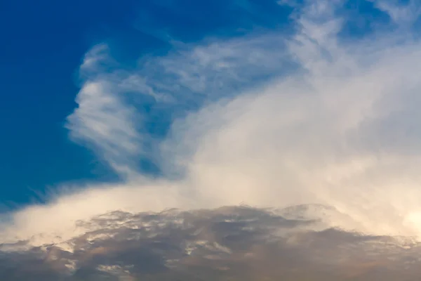 Bonito do céu por do sol e da nuvem — Fotografia de Stock