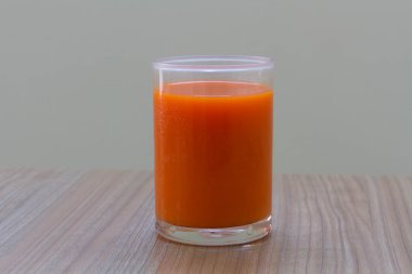 Sağlıklı havuç suyu soğuk içecek ahşap tablo