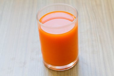 Sağlıklı havuç suyu soğuk içecek ahşap tablo