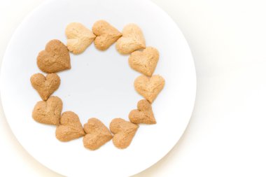 Çikolata kurabiye ve beyaz arka plan üzerinde beyaz tabak tereyağı kurabiye