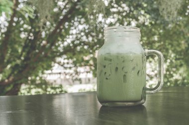 Ahşap masa - Vintage filtre efekti taze buzlu yeşil çay