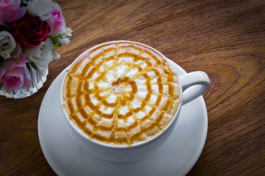 Ahşap masa - Vintage filtre efekti üzerinde kahve latte