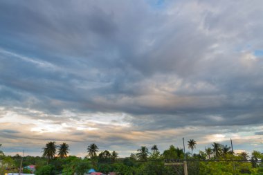 Şehirde günbatımı