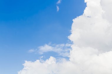 Mavi gökyüzünde bulutlar güzel, kadın yüzü gibi görünüyor