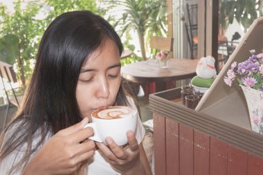 - Kahve. Çay ya da kahve içen güzel kız. Beauty Woman kahve içiyor. Bir fincan sıcak içecek..