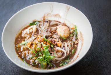 Tay baharatlı domuz noodle kadar kapatın