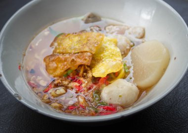 Tay baharatlı domuz noodle kadar kapatın