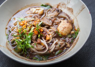 Tay baharatlı domuz noodle kadar kapatın