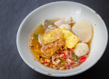 Tay baharatlı domuz noodle kadar kapatın