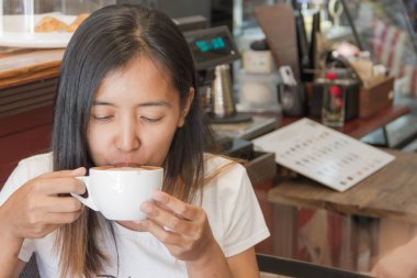 - Kahve. Çay ya da kahve içen güzel kız. Beauty Woman kahve içiyor. Bir fincan sıcak içecek..