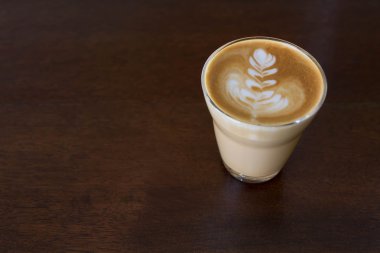 Latte üzerinde ahşap masa kahve fincan