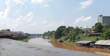 Arka plan - ürün görüntüleme şablonu boş ahşap masa ve nehir Sal