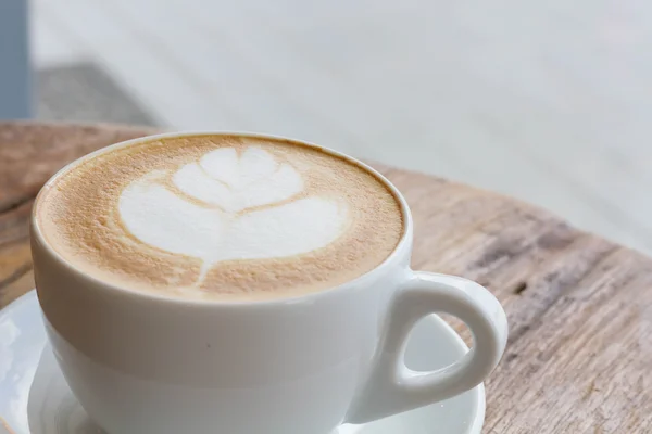 Café art lait chaud sur table en bois — Photo