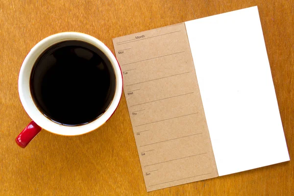 与咖啡木背景记忆空白笔记本 — 图库照片