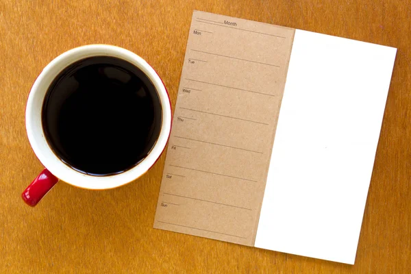 与咖啡木背景记忆空白笔记本 — 图库照片