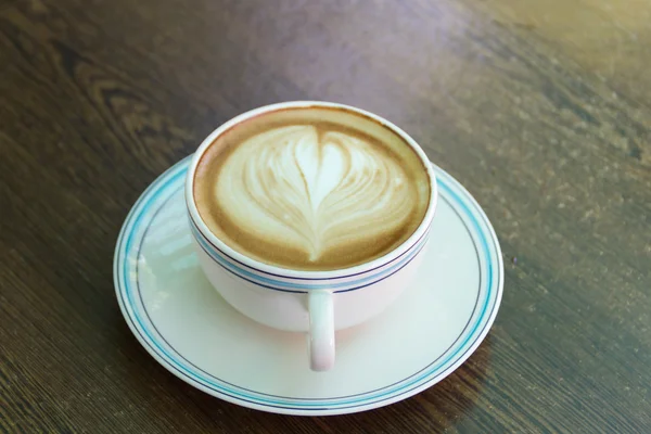 Une tasse de café latte sur la table en bois — Photo