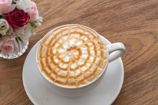 Una taza de café con leche en la mesa de madera — Foto de Stock