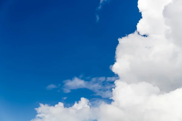 美しい青い空には雲のように見える女性の顔 — ストック写真