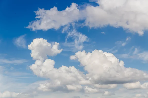 Linda de nuvens no céu azul — Fotografia de Stock
