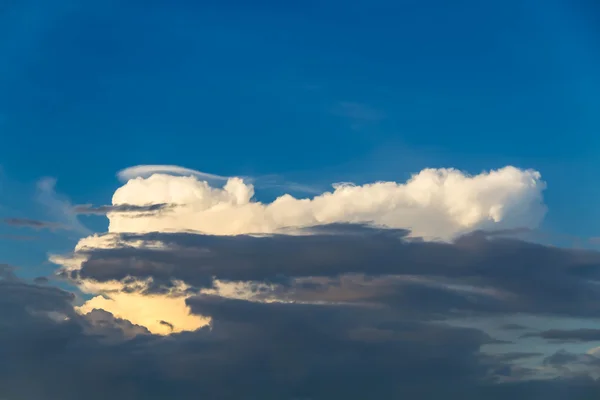 Linda de nuvens no céu azul — Fotografia de Stock