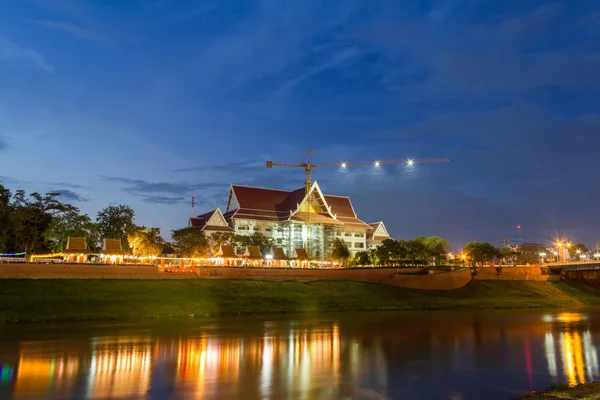 Vacker av belysning med byggnader i skymningen Nan-floden, Thailand — Stockfoto