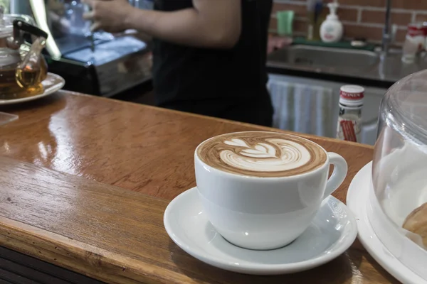 Nahaufnahme weiße Tasse Kaffee, Latte auf dem Holztisch — Stockfoto