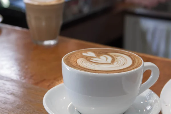 Fermer tasse blanche de café, latte sur la table en bois — Photo