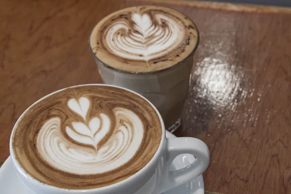 Feche a xícara branca de café, café com leite na mesa de madeira — Fotografia de Stock